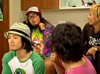 髪をさわる